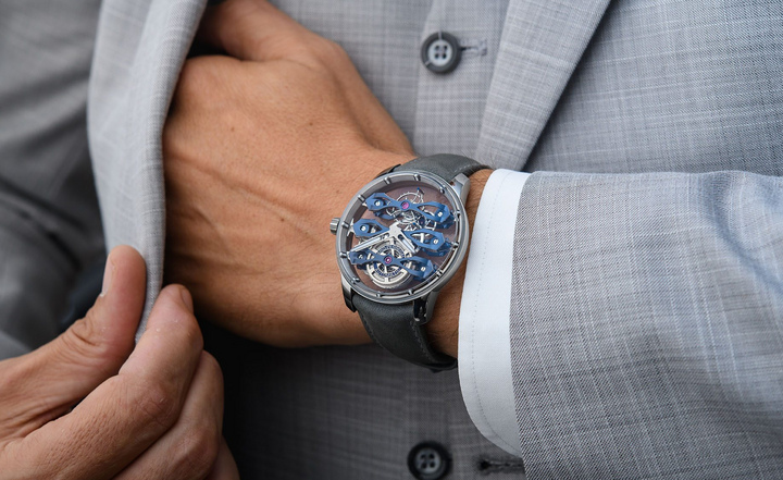 A Closer Look at the Girard-Perregaux Tourbillon with Three Flying Bridges Buche