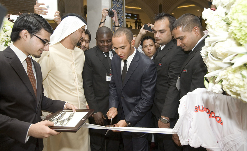 Lewis Hamilton races for TAG Heuer at Dubaï Mall