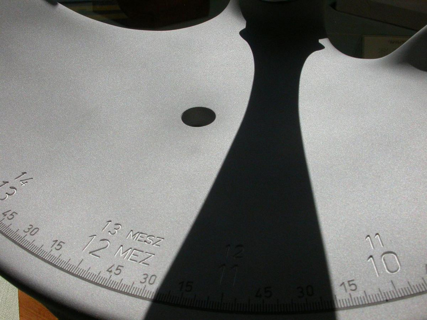 The Bernhardt precision is one of the very few sundials that indicate mean time The Bernhardt precision is one of the very few sundials that indicate mean time