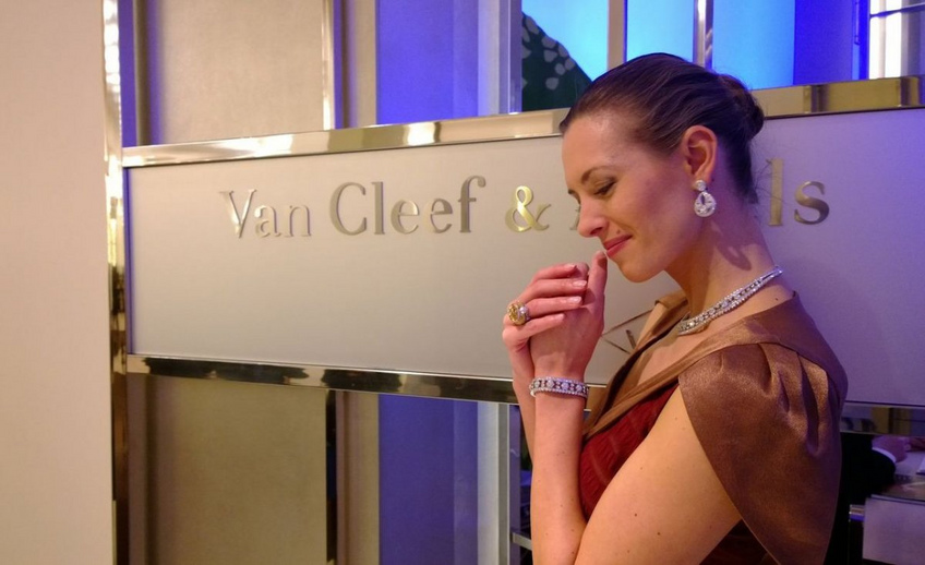 Van Cleef & Arpels Model at the SIHH 2015 Van Cleef & Arpels Model at the SIHH 2015