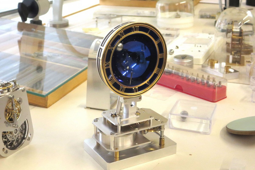 Mysterious Stellar table clock on Paul Clémenti's workshop Mysterious Stellar table clock on Paul Clémenti's workshop