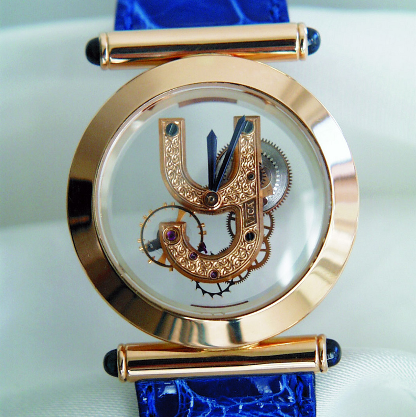 Montre dont le mouvement prend la forme d'un "Y" Montre dont le mouvement prend la forme d'un "Y"