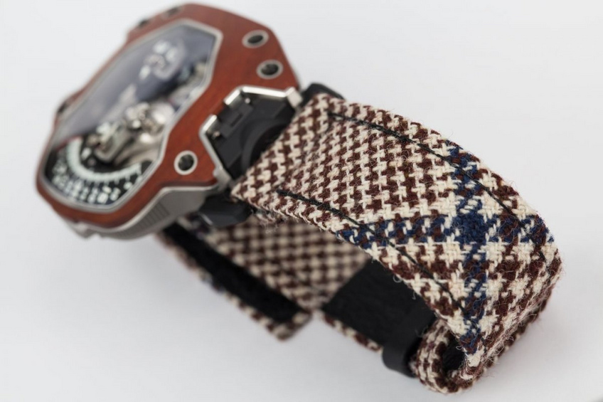 URWERK UR-110 Eastwood Red Ebony URWERK UR-110 Eastwood Red Ebony