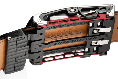 Mechanical belt buckle clearance