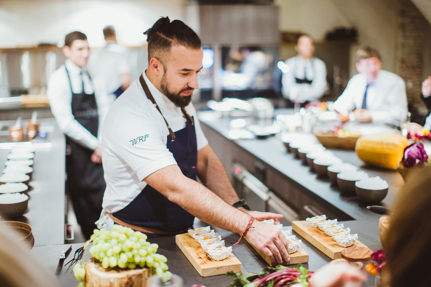 Chefs table москва. Владимир Мухин шеф-повар. Chef's Table Владимир Мухин. Мастер шеф Владимир Мухин. Владимир Мухин со звездой Мишлен.